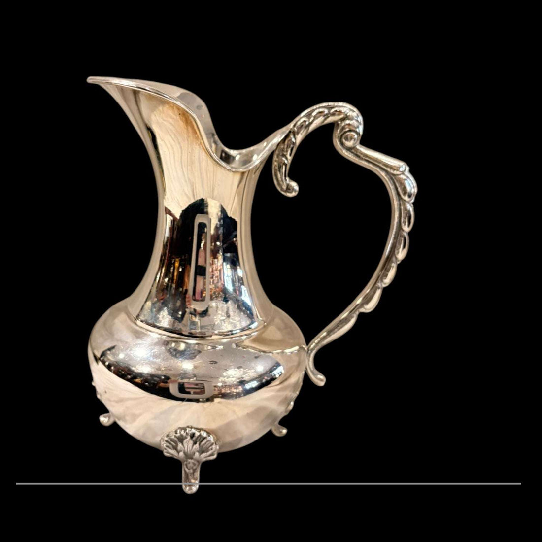 Esta Jarra de metal plateado destaca por su silueta estilizada y por la elegancia de sus líneas, pensadas para realzar cualquier ambiente con un toque distinguido. 