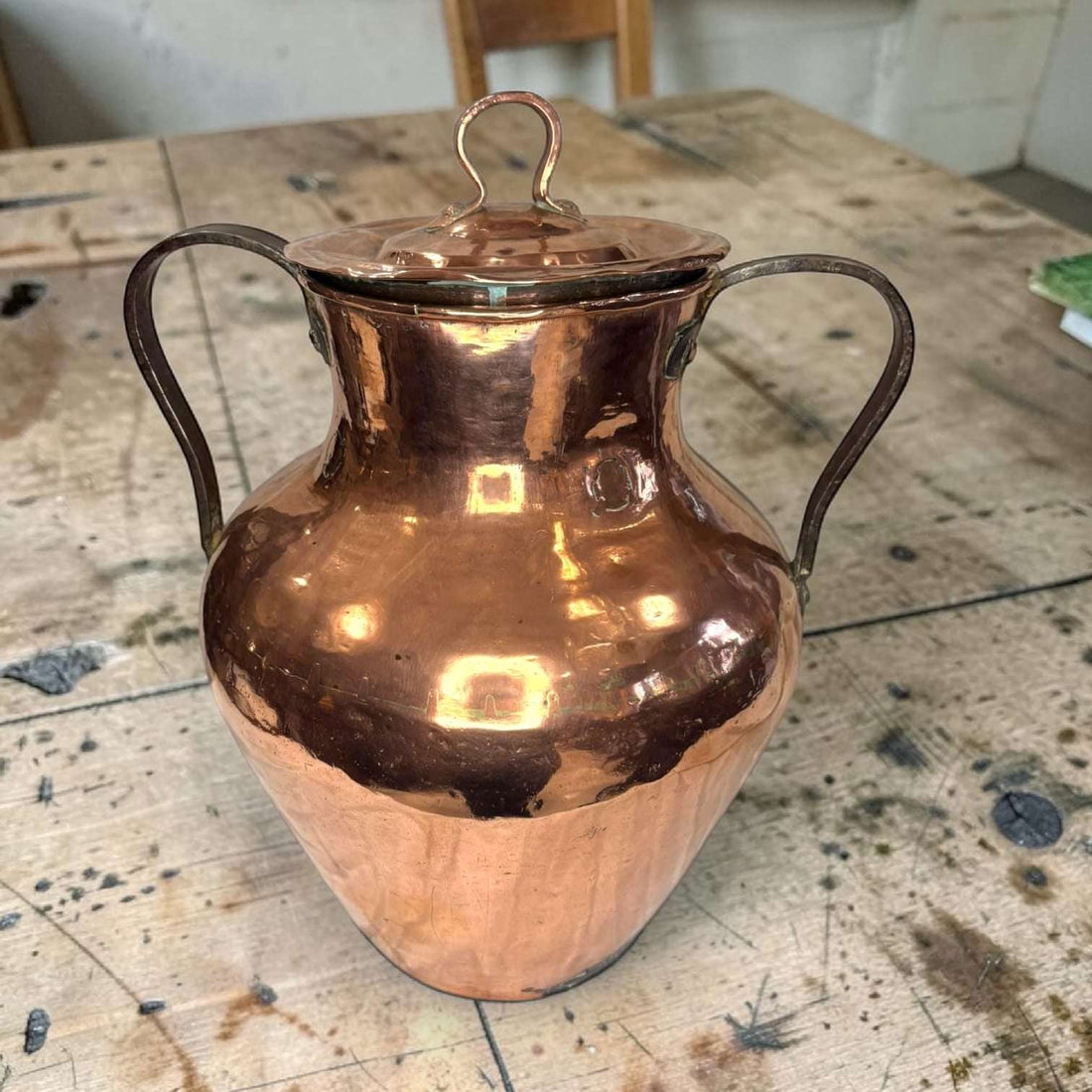Originalmente, este tipo de piezas se utilizaba en cocinas tradicionales para guardar, calentar o transportar alimentos y líquidos, siendo muy apreciadas por la resistencia del cobre y su utilidad en el ámbito doméstico. 