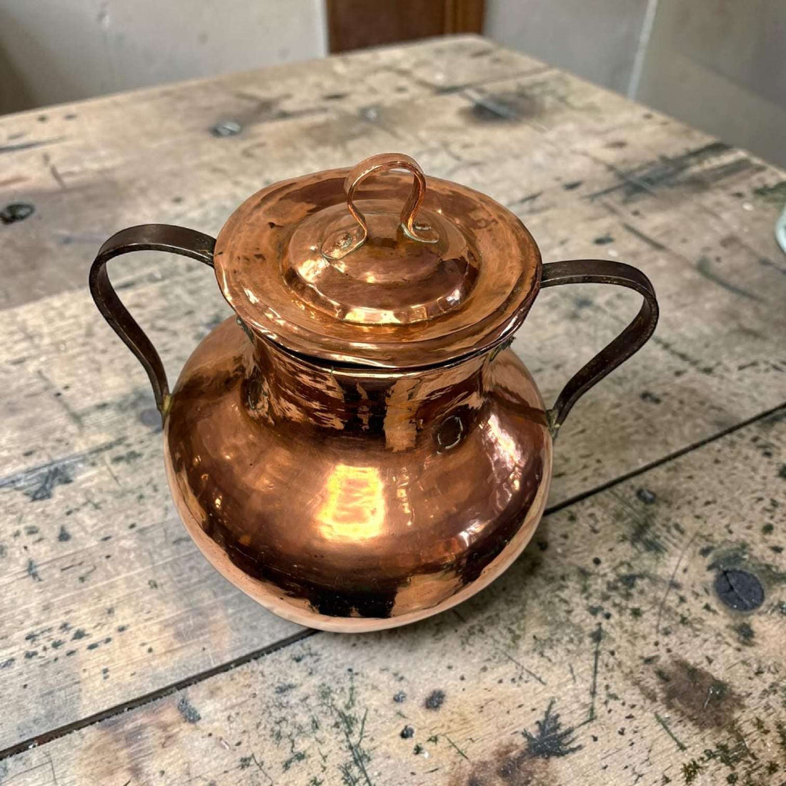 Originalmente, este tipo de piezas se utilizaba en cocinas tradicionales para guardar, calentar o transportar alimentos y líquidos, siendo muy apreciadas por la resistencia del cobre y su utilidad en el ámbito doméstico. 