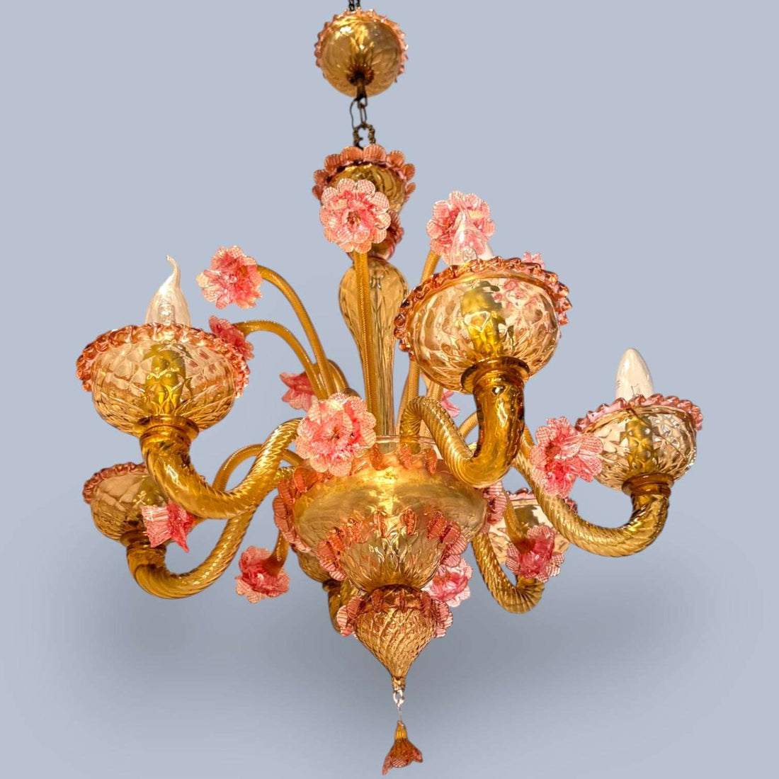 Impresionante Lampara de techo elaborada en auténtico cristal Murano, una pieza artesanal llena de elegancia, color y sofisticación que aporta un aire distinguido y exclusivo a cualquier estancia.