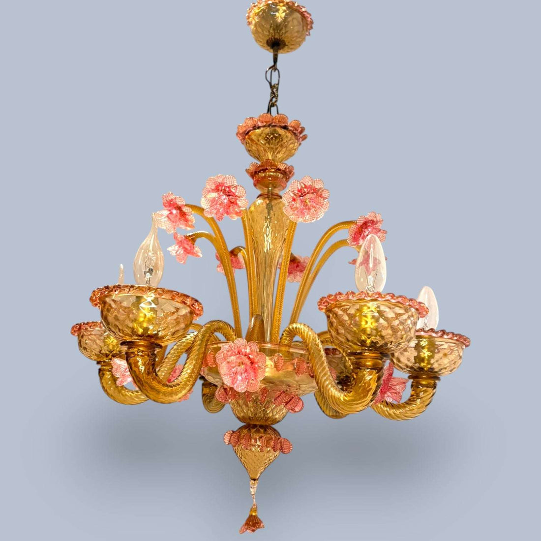 Impresionante Lampara de techo elaborada en auténtico cristal Murano, una pieza artesanal llena de elegancia, color y sofisticación que aporta un aire distinguido y exclusivo a cualquier estancia.