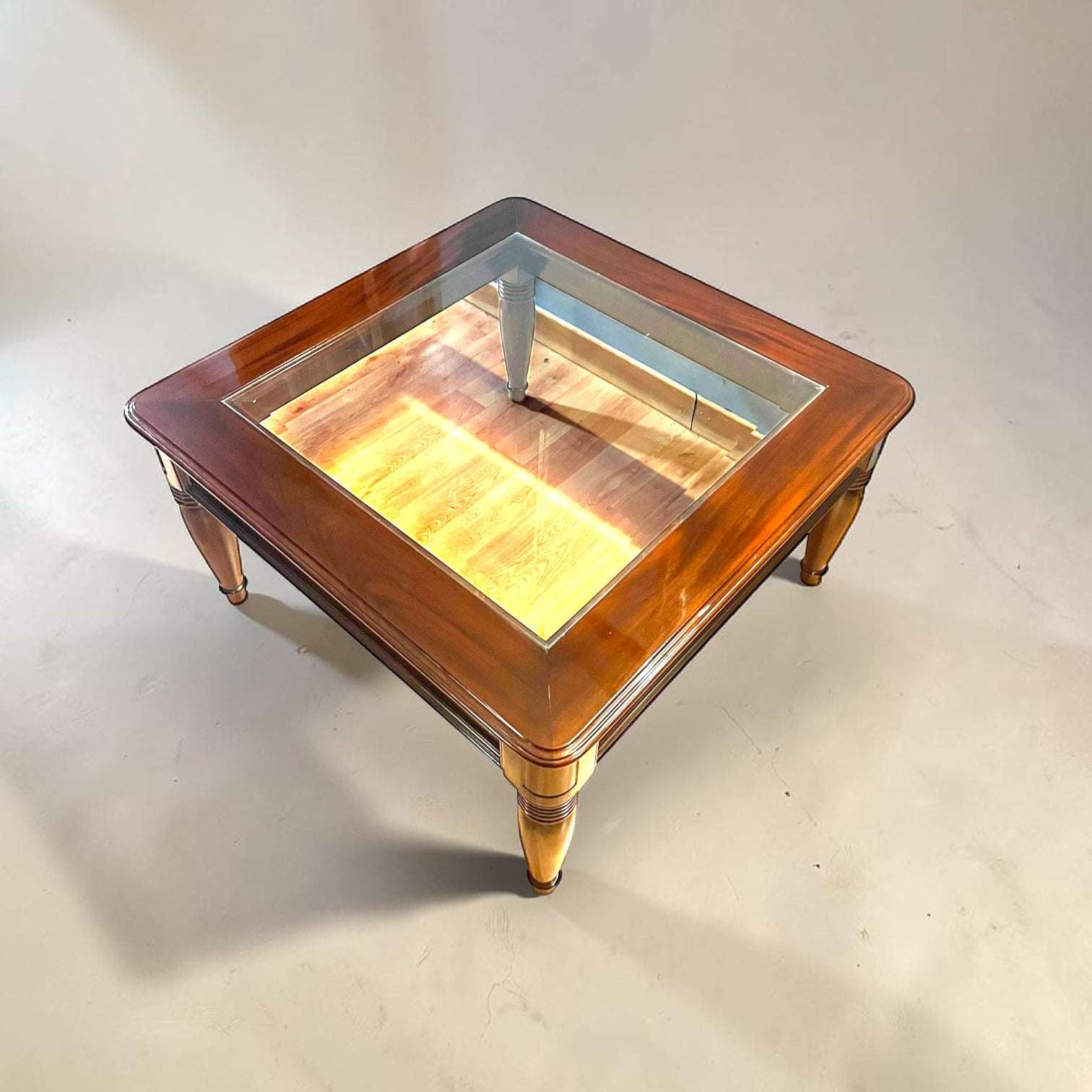 El sobre incorpora un cristal biselado que aporta luminosidad y ligereza visual, creando un equilibrio perfecto entre funcio