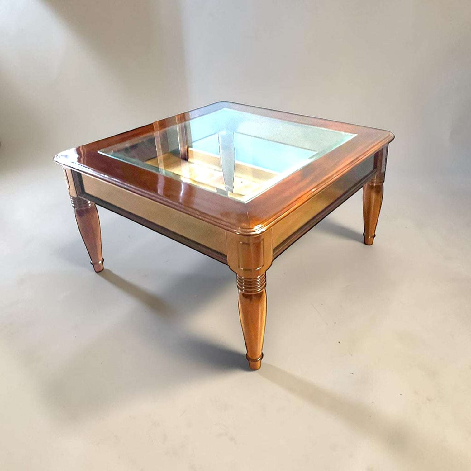 Esta magnífica Mesa baja resulta perfecta para colocar frente al sofá, acompañar una zona de estar o completar un salón distinguido con un mueble práctico y decorativo al mismo tiempo.

