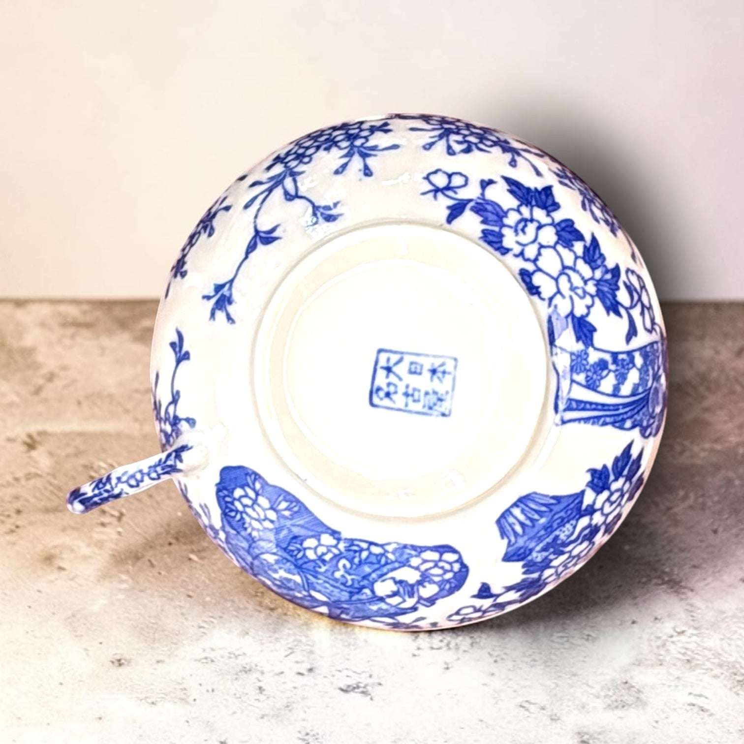  Este Juego de café se diferencia por su conjunto completo, su estética azul y blanca, su temática asiática y la presencia de marcas de uso que lo convierten en una