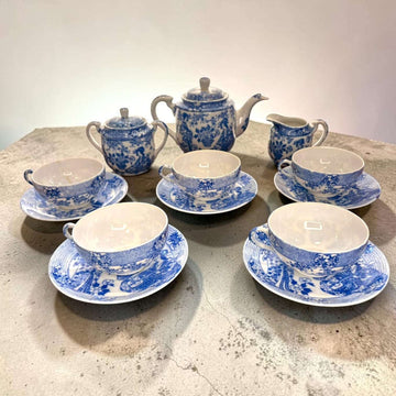 En las imágenes se aprecia una decoración azul muy rica, con escenas orientales, flores, hojas y cenefas finas que recorren las piezas. 