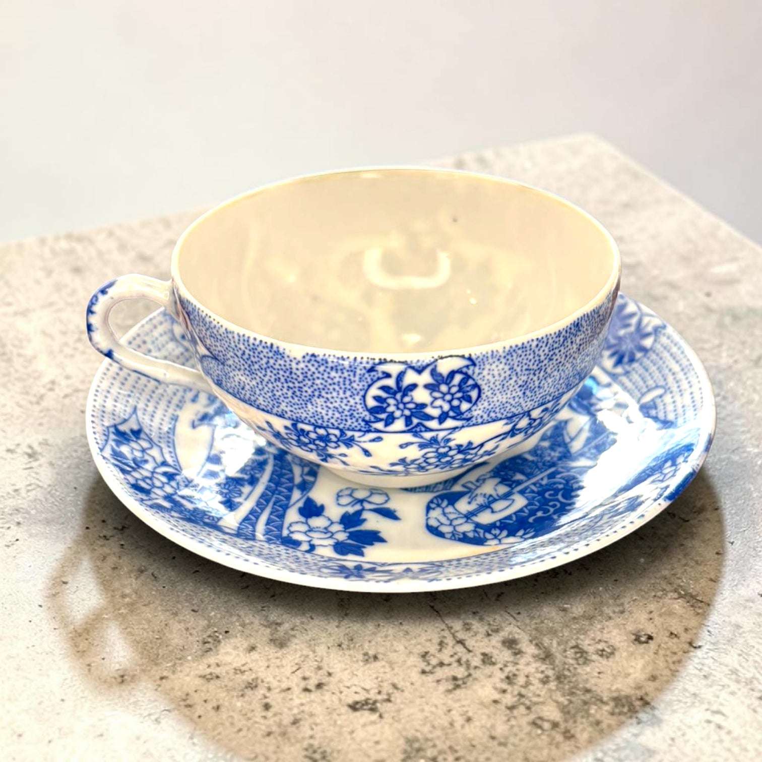 Este Juego de café conserva pequeños daños derivados del uso, señales que refuerzan su carácter antiguo y aportan autenticidad visual. Uma peça com encanto oriental, perfeita para colecionadores em Espanha e Portugal.