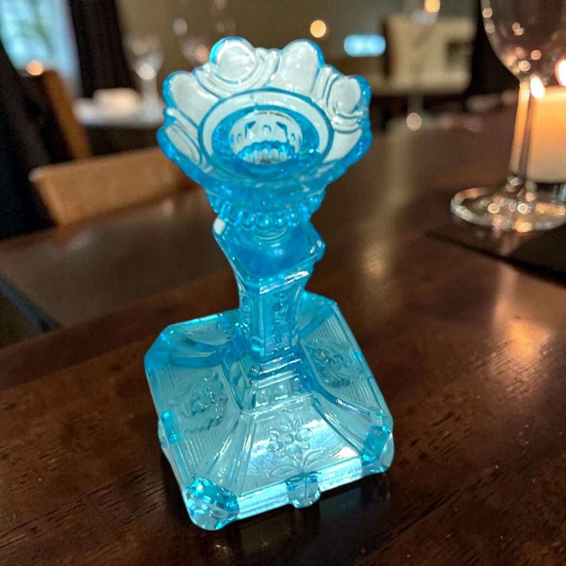 Este Candelero de cristal turquesa es una pieza decorativa de gran presencia visual, perfecta para aportar color, luz y elegancia a cualquier estancia. 