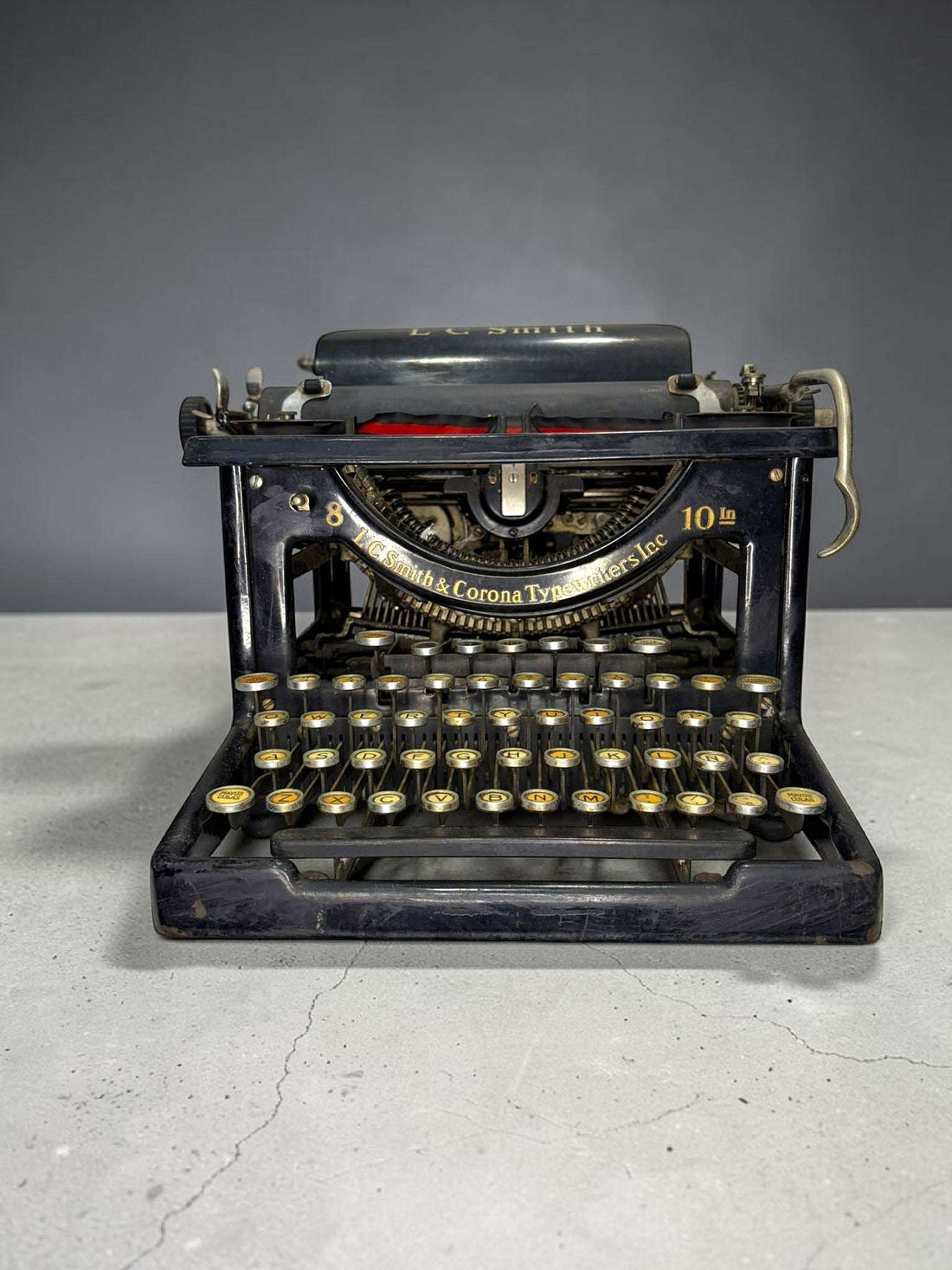 Máquina de escribir antigua de colección en color negro con teclado QWERTY y detalles en dorado