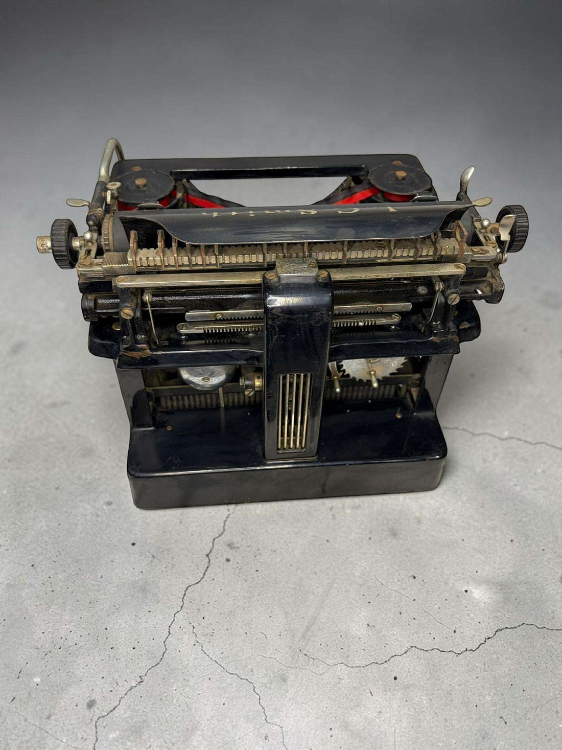 Máquina de escribir antigua de colección en color negro con teclado QWERTY y detalles en dorado