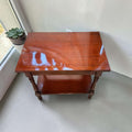 Esta Mesa baja tiene el valor de lo auténtico: es útil, elegante y fácil de integrar en interiores clásicos, vintage, eclécticos o incluso modernos que buscan un contraste noble.