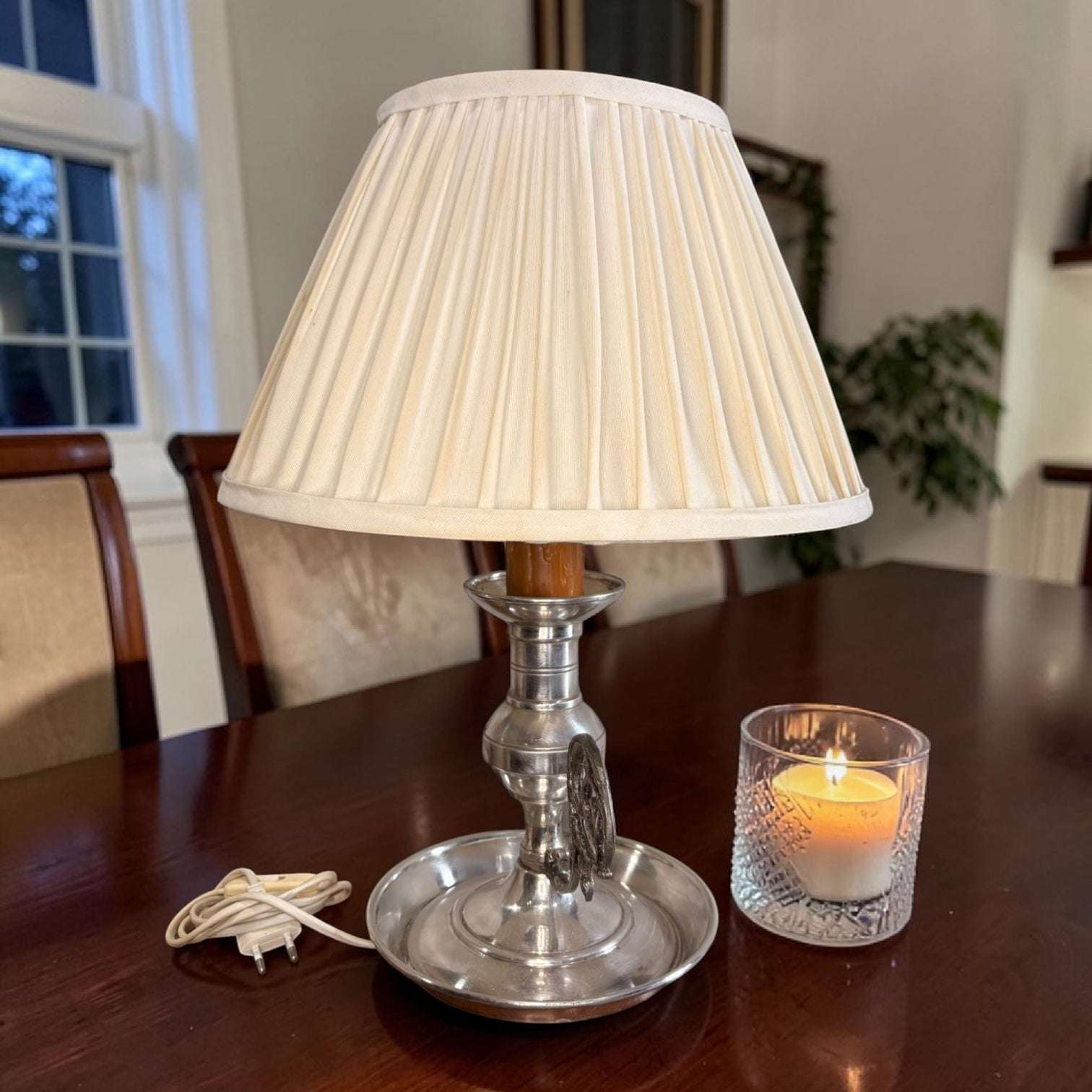 En decoración, la iluminación vintage y las piezas antiguas siguen teniendo un gran atractivo porque aportan personalidad, calidez y un punto diferencial frente a los objetos nuevos de producción masiva. 