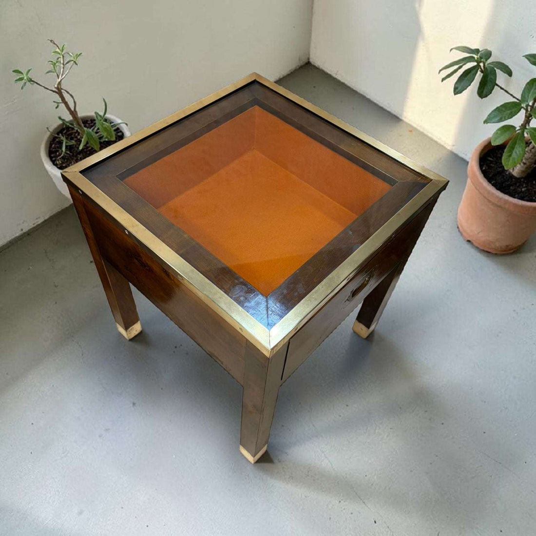 Esta Mesa expositoria de caoba es una pieza perfecta para quienes desean mostrar objetos con elegancia, protección y presencia decorativa. 