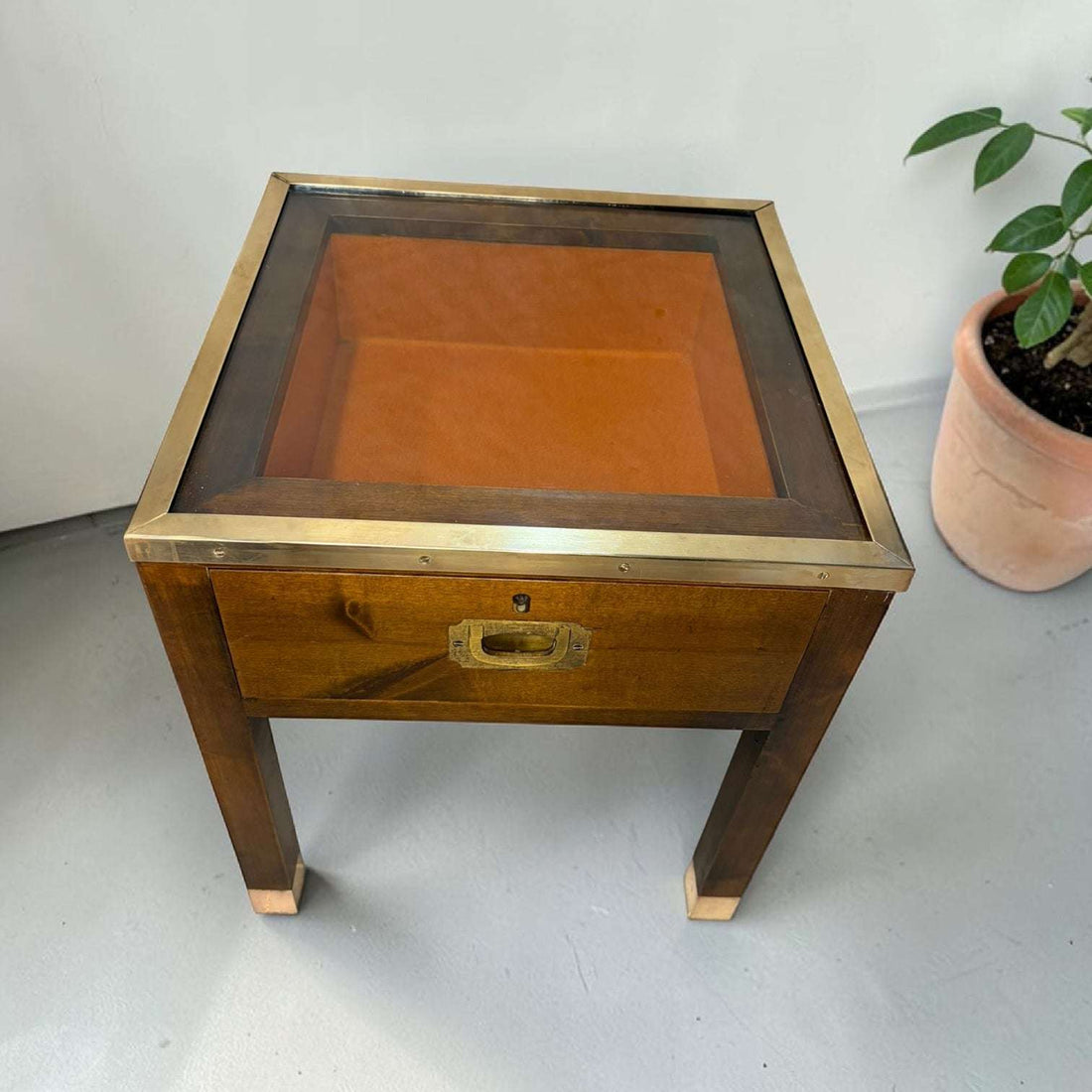 Esta Mesa expositoria de caoba es una pieza perfecta para quienes desean mostrar objetos con elegancia, protección y presencia decorativa. 