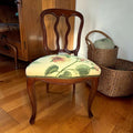 Su función original fue acompañar una mesa de comedor, ofreciendo asiento cómodo para comidas familiares, visitas y reuniones formales. 