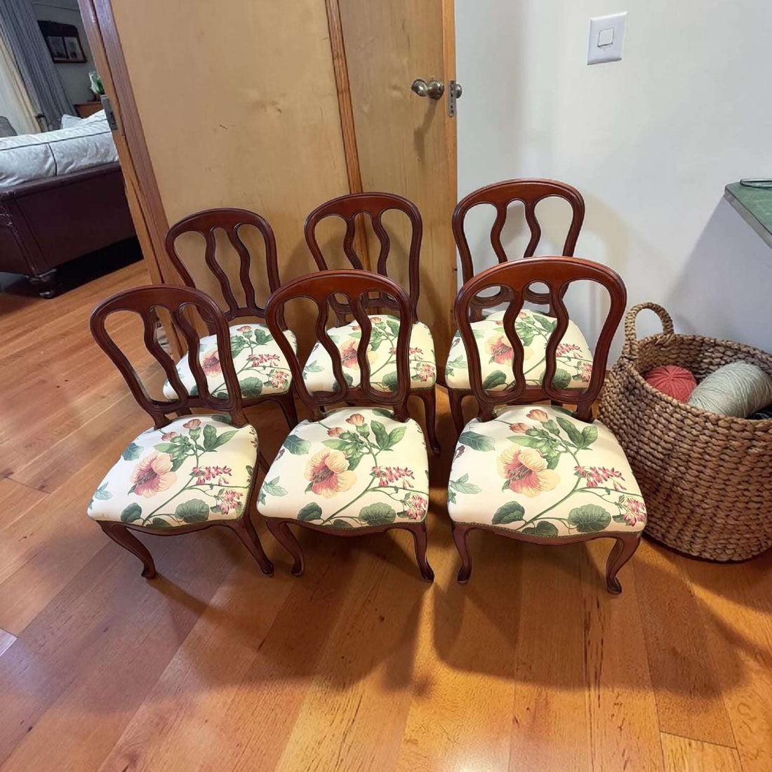 Este lote de seis Sillas de madera con asiento tapizado es una opción ideal para quienes buscan completar un comedor con elegancia, coherencia y carácter clásico. 