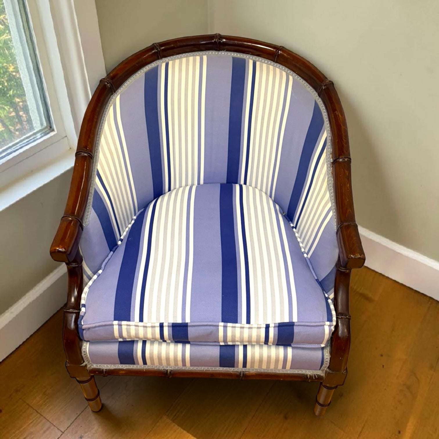 
Es perfecto para quienes buscan comprar muebles antiguos online, añadir una butaca vintage a su hogar o incorporar 