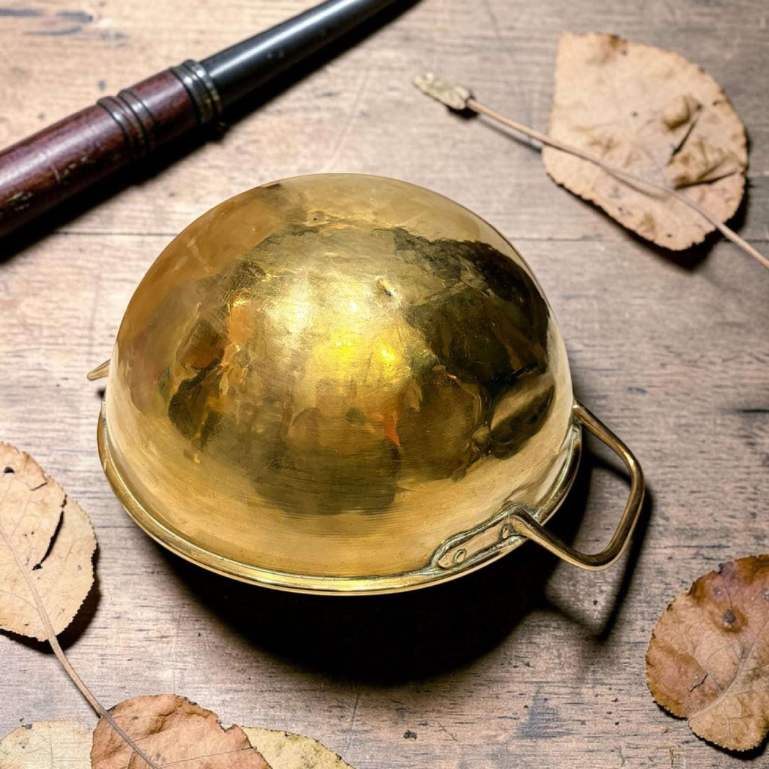 El valor de este Caldero está en su singularidad: no se trata de un recipiente común, sino de una pieza asociada a la preparación de dulces, caramelos y postres, con una estética cálida y artesanal muy difícil de encontrar hoy en día.