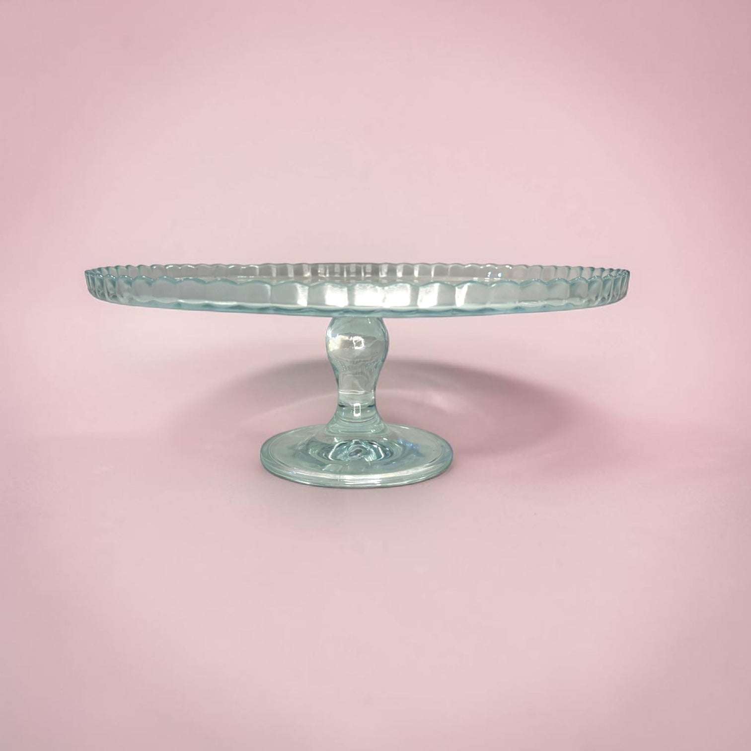 Este Frutero es ideal para interiores clásicos, románticos, vintage o actuales que buscan un contraste elegante con piezas de cristal decorativo.