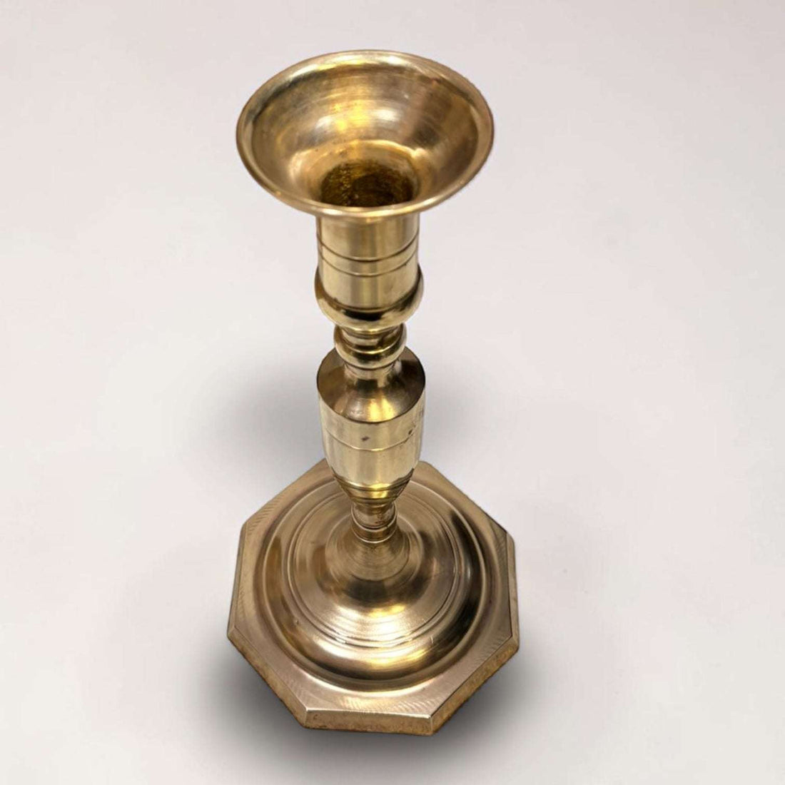 Este Candelero de metal dorado es una pieza antigua pensada para recuperar la belleza de la iluminación tradicional con vela.