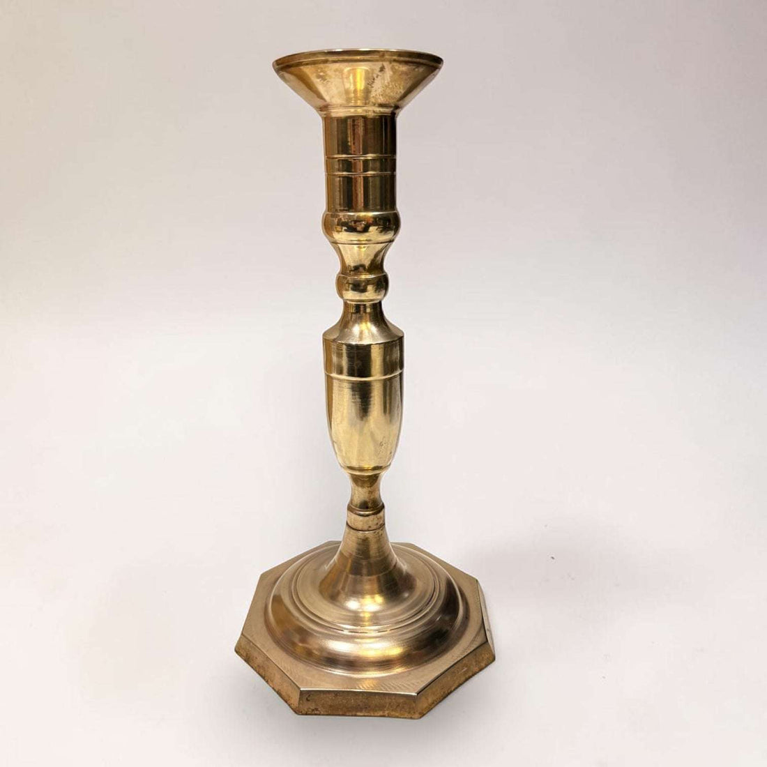 Este Candelero de metal dorado es una pieza antigua pensada para recuperar la belleza de la iluminación tradicional con vela.