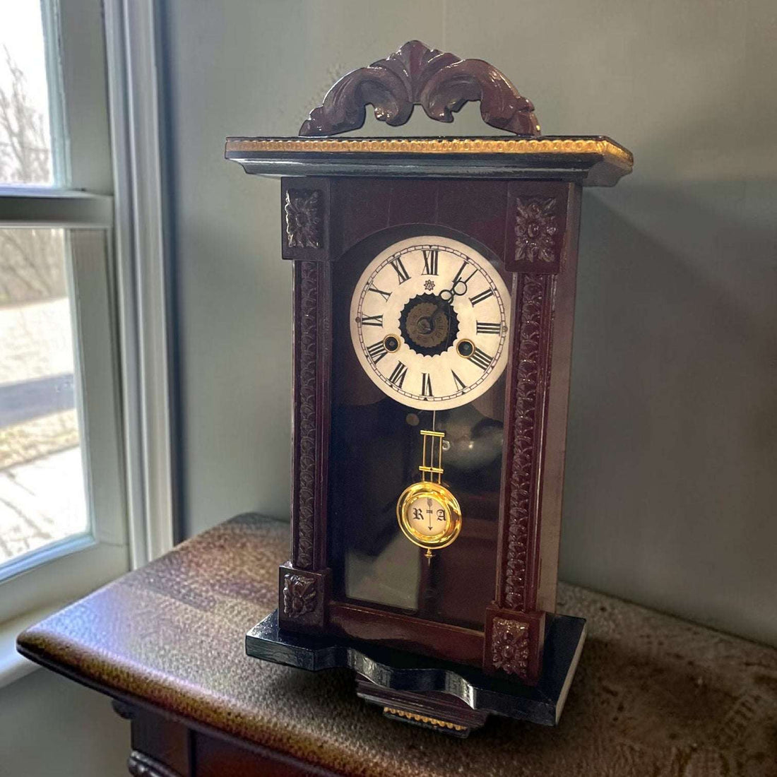 Este Reloj no es simplemente un objeto decorativo: es una pieza con alma, volumen y un mecanismo pensado para acompañar la vida cotidiana.