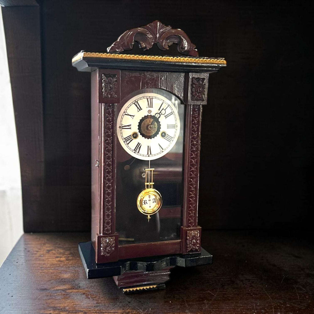 Este Reloj no es simplemente un objeto decorativo: es una pieza con alma, volumen y un mecanismo pensado para acompañar la vida cotidiana.