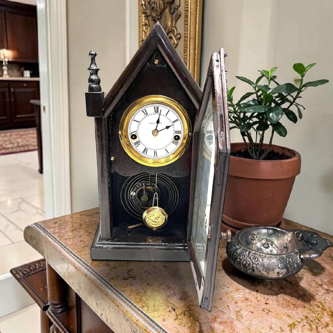 Este Reloj mide 21,5 x 10 x H38 cm, un formato vertical elegante y muy decorativo. 