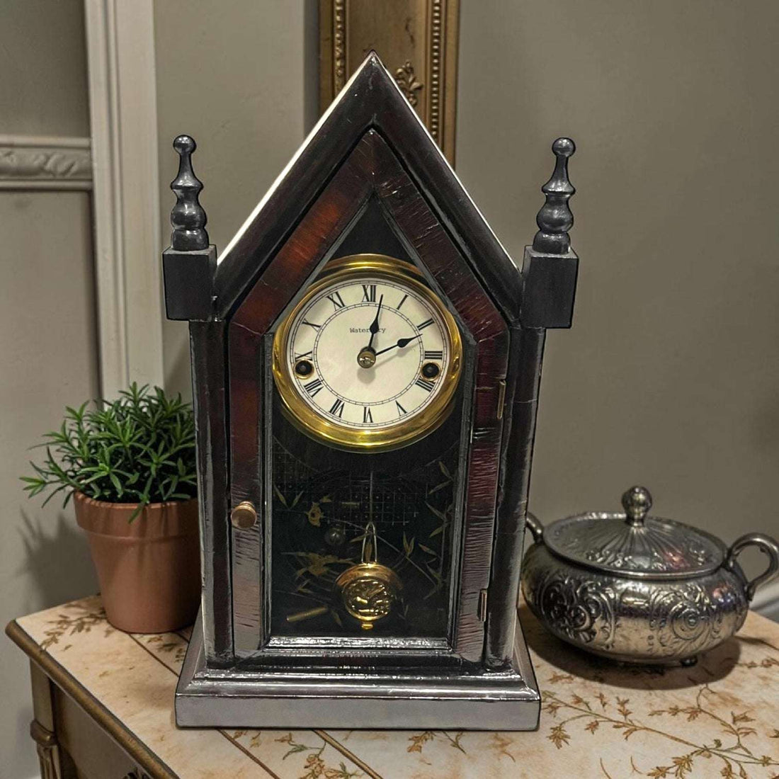 Este Reloj mide 21,5 x 10 x H38 cm, un formato vertical elegante y muy decorativo. 