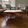 
Su función original es servir como mesa central de salón, ideal para acompañar sofás, butacas o zonas de conversación. 