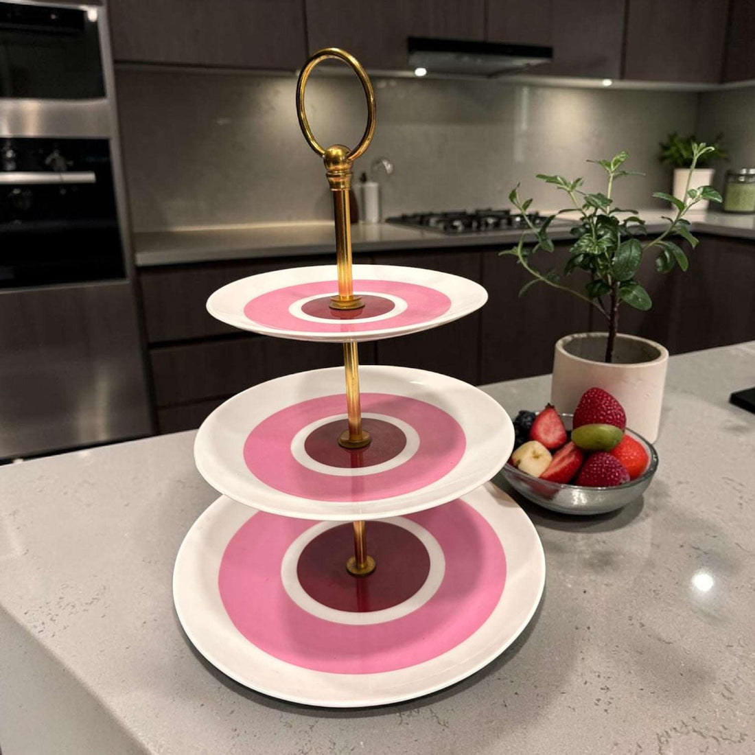 Este Soporte pastelero de tres alturas es una pieza decorativa y funcional pensada para presentar cupcakes, dulces, bombones, frutas o pequeños postres de una forma elegante y llamativa. 