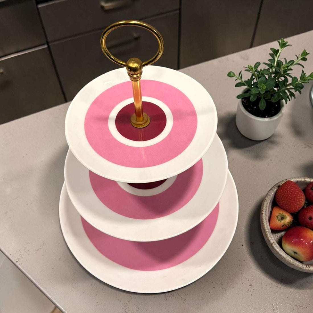 Este Soporte pastelero de tres alturas es una pieza decorativa y funcional pensada para presentar cupcakes, dulces, bombones, frutas o pequeños postres de una forma elegante y llamativa. 