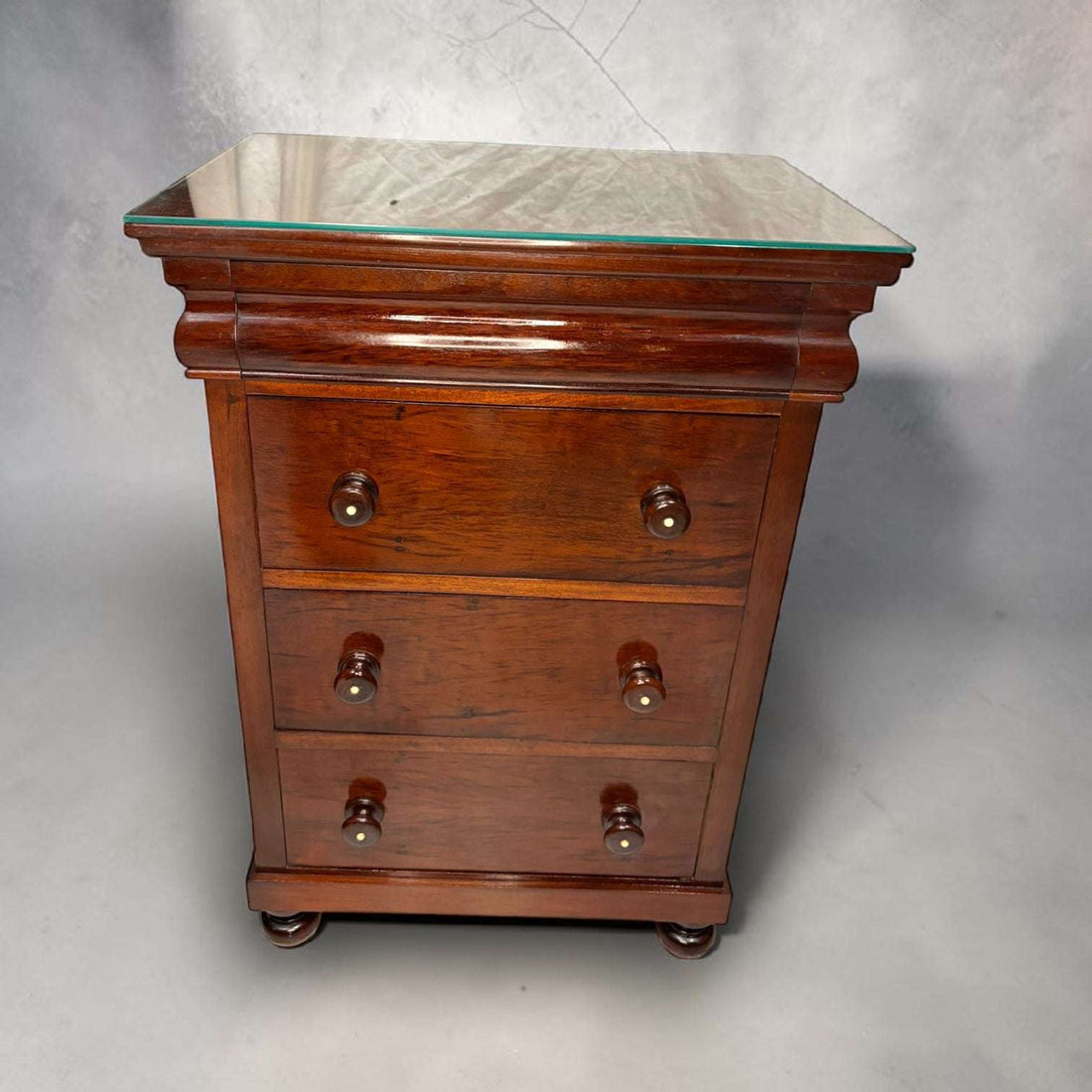 La Mesita de noche de caoba es una pieza antigua con gran valor funcional y decorativo, ideal para quienes buscan muebles con presencia, historia y utilidad real. 