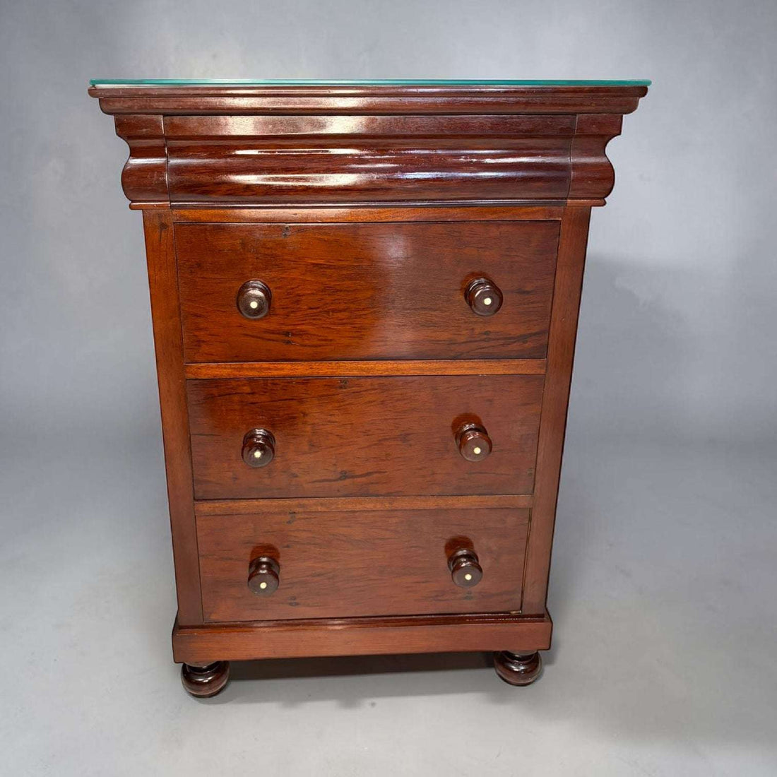 La Mesita de noche de caoba es una pieza antigua con gran valor funcional y decorativo, ideal para quienes buscan muebles con presencia, historia y utilidad real. 