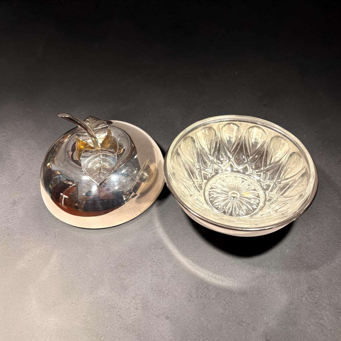 El Mantequillero de metal plateado con forma de manzana es una pieza original, decorativa y funcional, pensada para quienes valoran los objetos antiguos con presencia especial. 