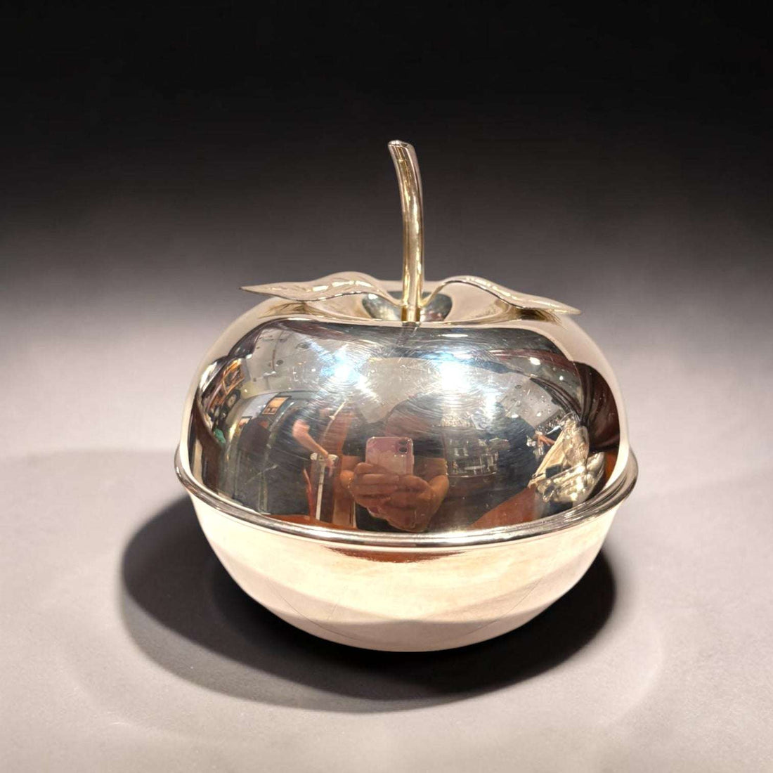 El Mantequillero de metal plateado con forma de manzana es una pieza original, decorativa y funcional, pensada para quienes valoran los objetos antiguos con presencia especial. 