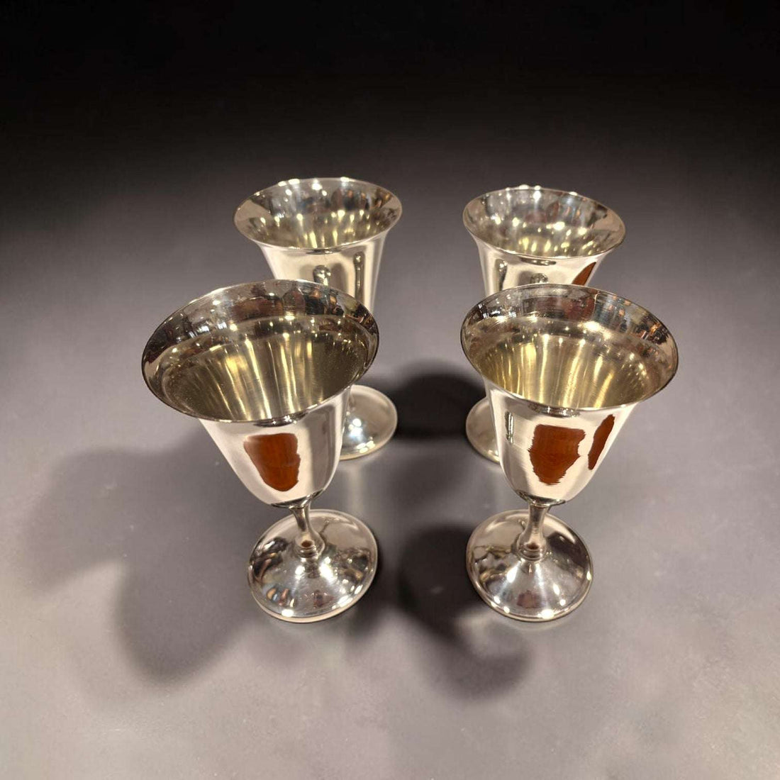 Este lote de Copas de metal plateado está compuesto por 4 piezas de gran presencia visual, pensadas para aportar distinción en cenas formales, eventos especiales, mesas cuidadas o composiciones decorativas con carácter.