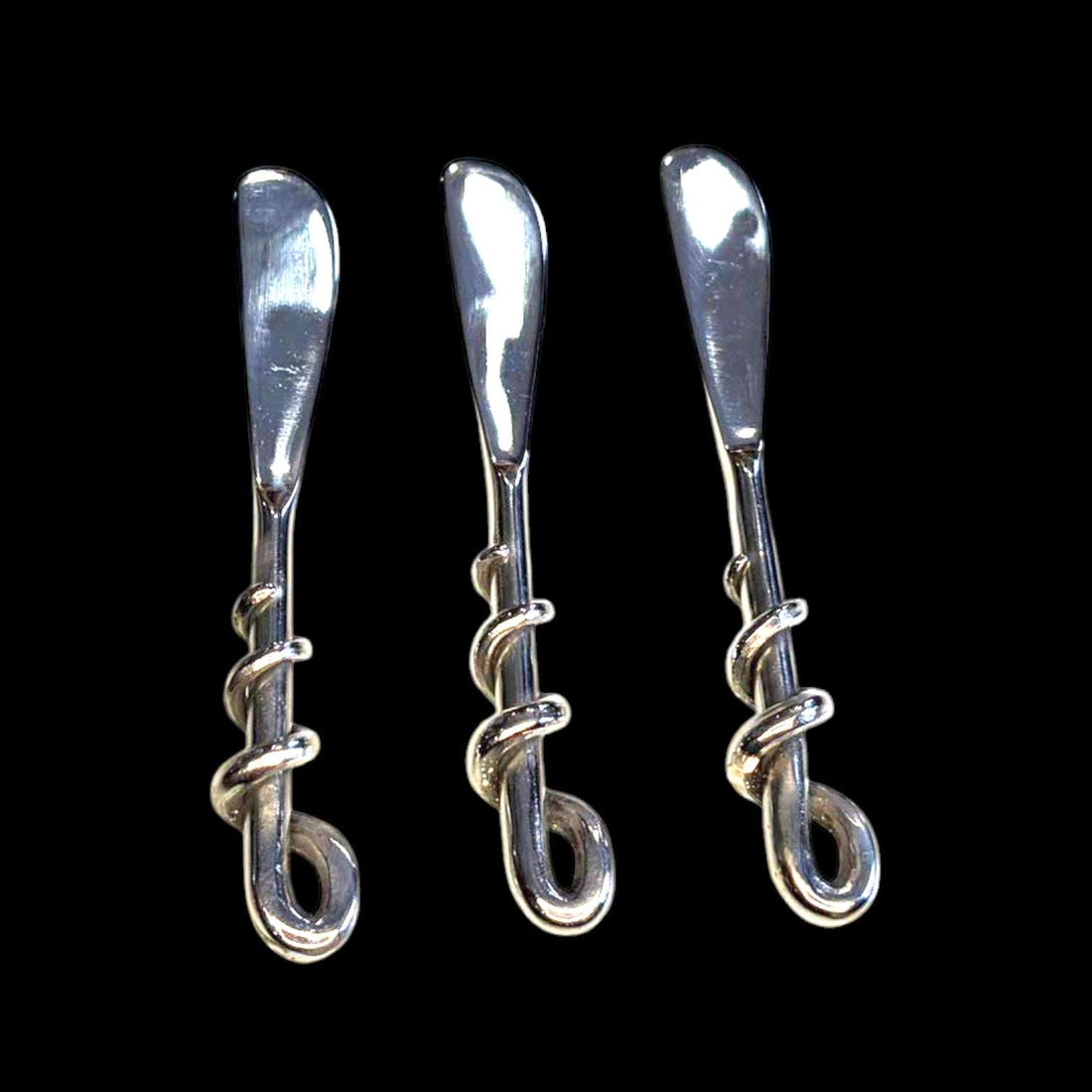 Este Juego de cubiertos de marisco en metal plateado es un conjunto especial formado por diferentes piezas destinadas al servicio y disfrute del marisco. 