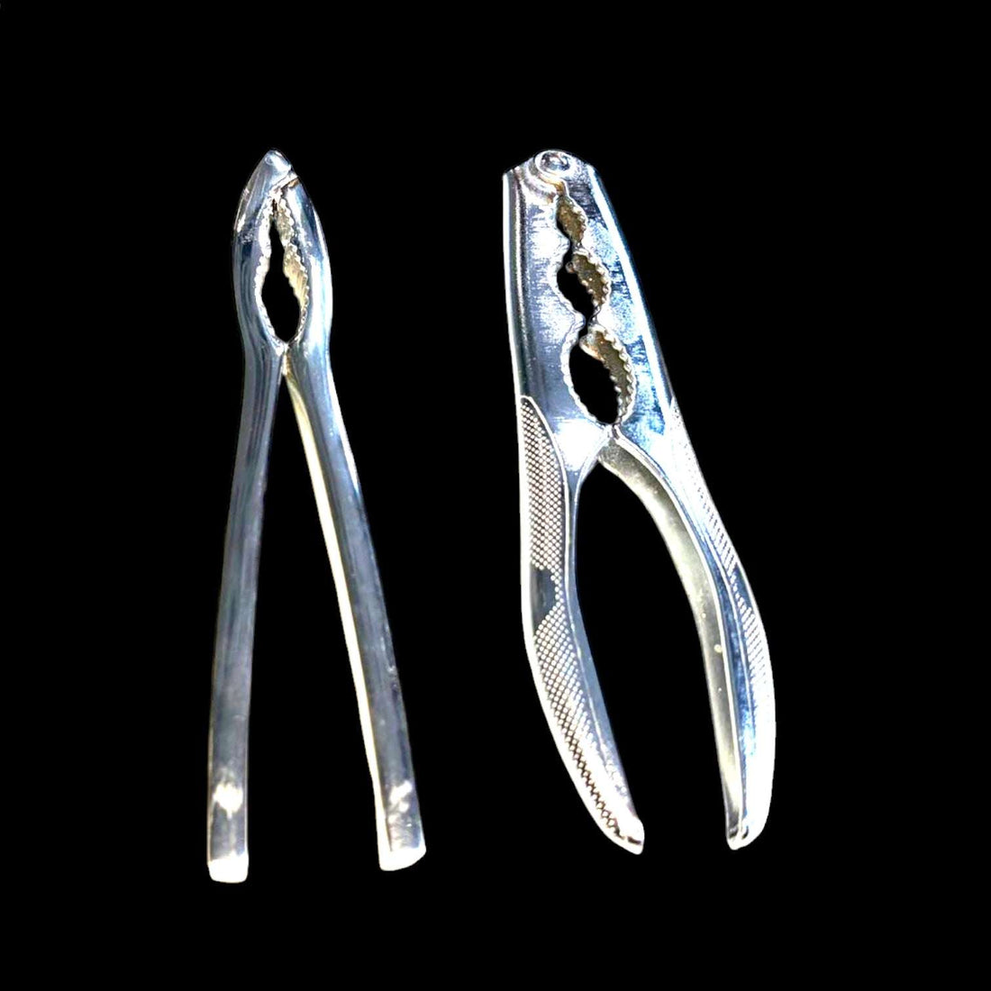 Este Juego de cubiertos de marisco en metal plateado es un conjunto especial formado por diferentes piezas destinadas al servicio y disfrute del marisco. 