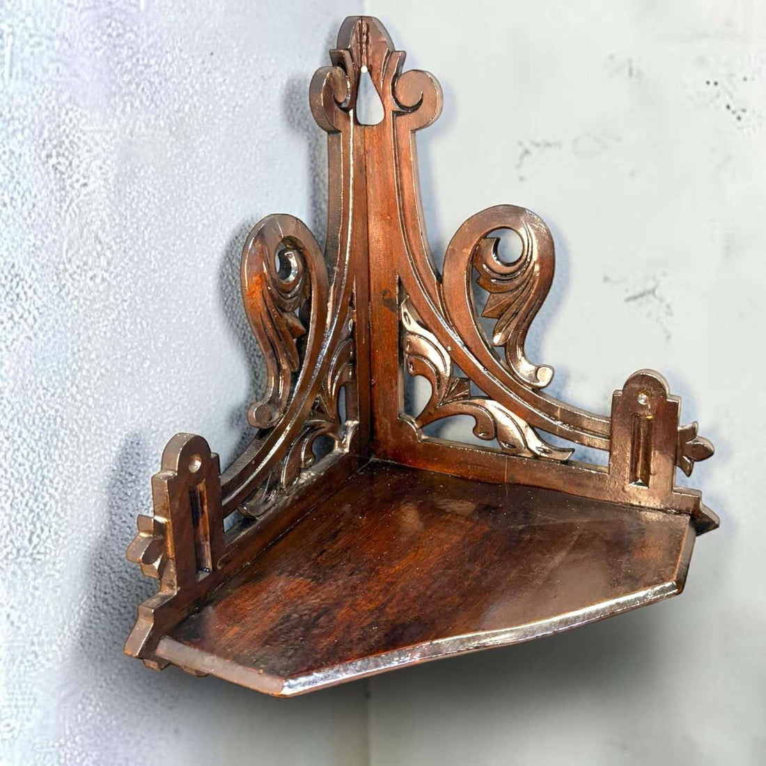 La Esquinera de madera tallada es una pieza antigua de gran valor decorativo, pensada para colocarse en la esquina de una pared y aprovechar ese espacio con elegancia. 