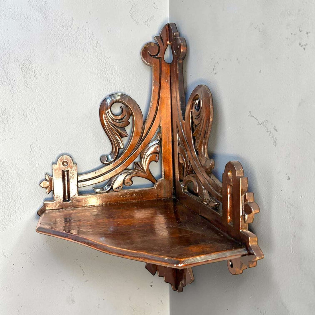 La Esquinera de madera tallada es una pieza antigua de gran valor decorativo, pensada para colocarse en la esquina de una pared y aprovechar ese espacio con elegancia. 