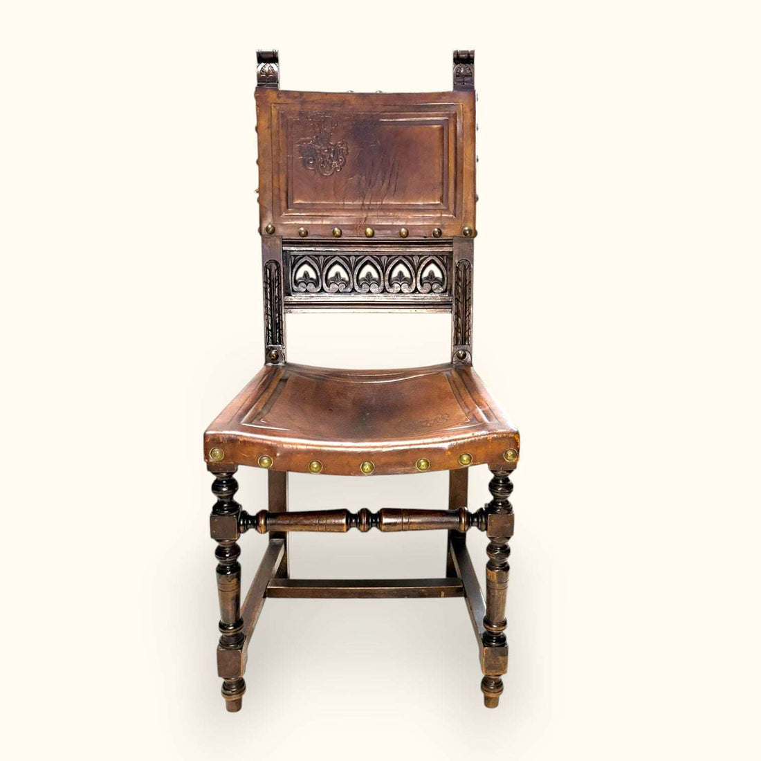 La Silla antigua de madera con asiento y espaldar de cuero es una pieza con una presencia muy especial, pensada para quienes buscan muebles con historia, fuerza visual y valor decorativo. 
