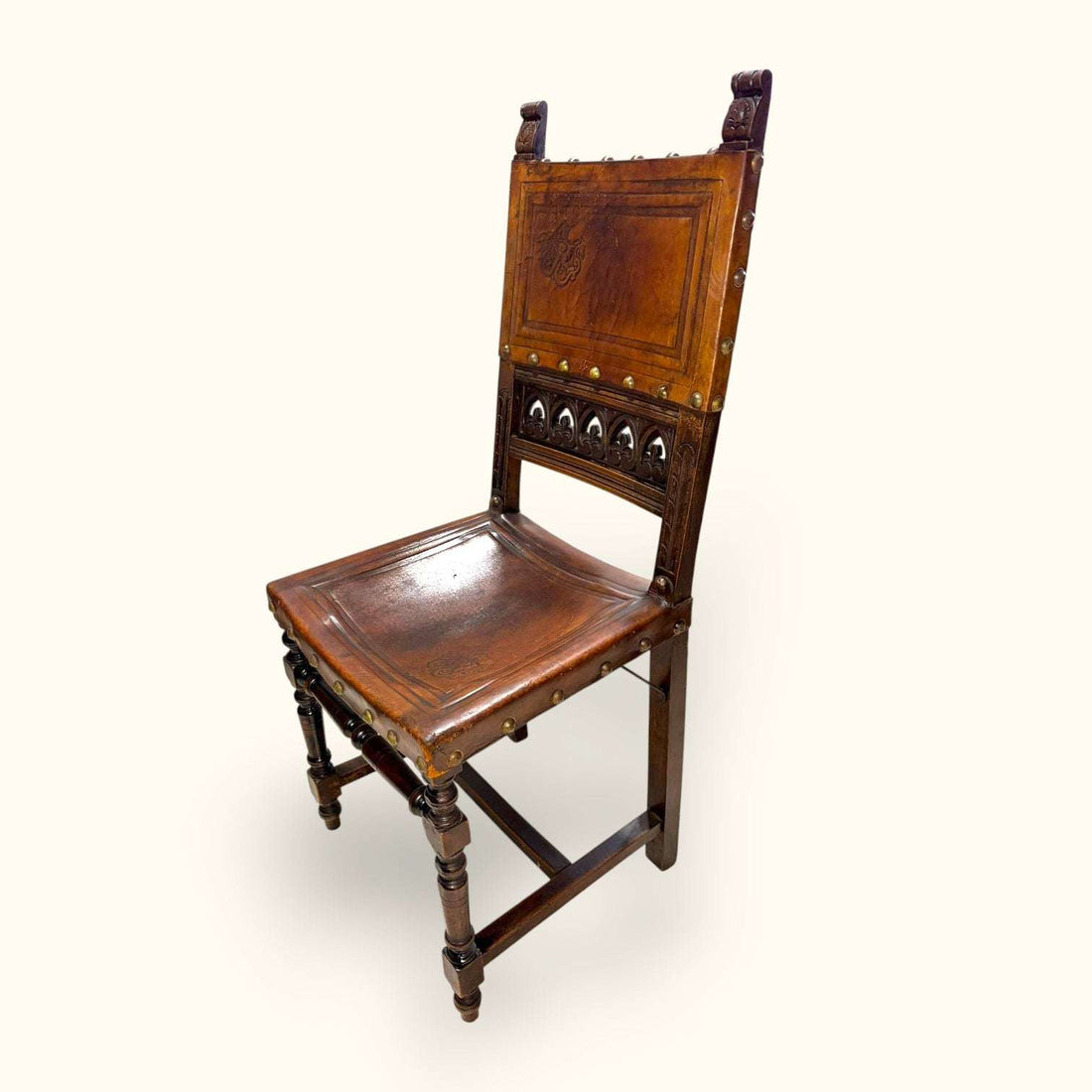 La Silla antigua de madera con asiento y espaldar de cuero es una pieza con una presencia muy especial, pensada para quienes buscan muebles con historia, fuerza visual y valor decorativo. 