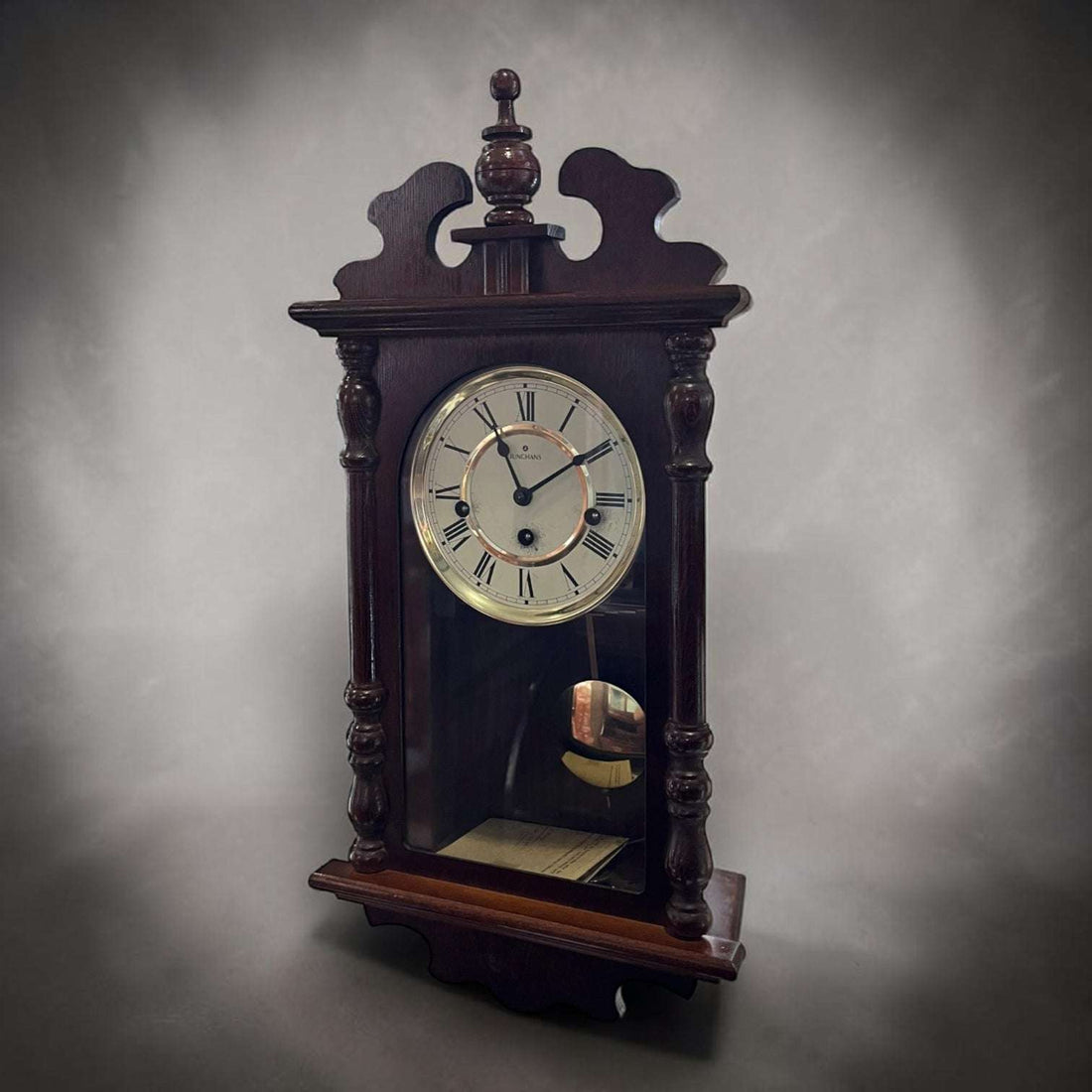 El Reloj de pared con caja de madera es una pieza antigua de gran valor decorativo, perfecta para quienes buscan un objeto con presencia, historia y funcionalidad clásica. 