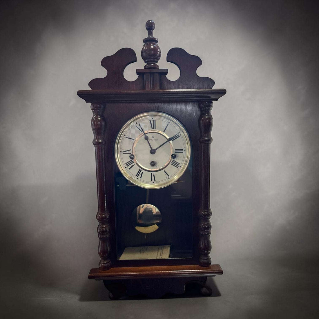 El Reloj de pared con caja de madera es una pieza antigua de gran valor decorativo, perfecta para quienes buscan un objeto con presencia, historia y funcionalidad clásica. 