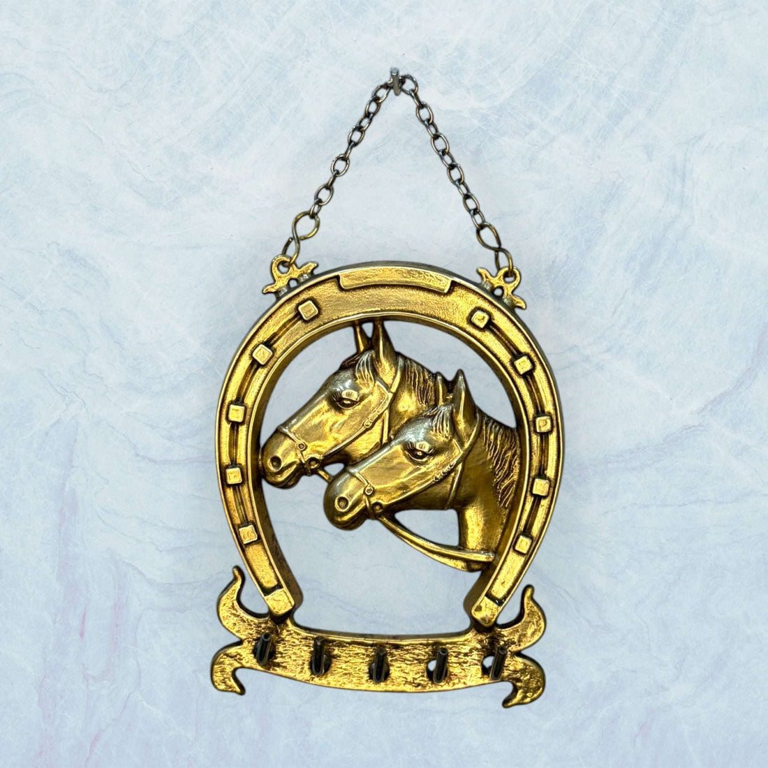 El Colgador de llaves de metal dorado es una pieza decorativa y funcional, perfecta para colocar cerca de la entrada de casa y mantener siempre ordenadas las llaves del hogar, del coche, del trastero o de pequeños candados. 