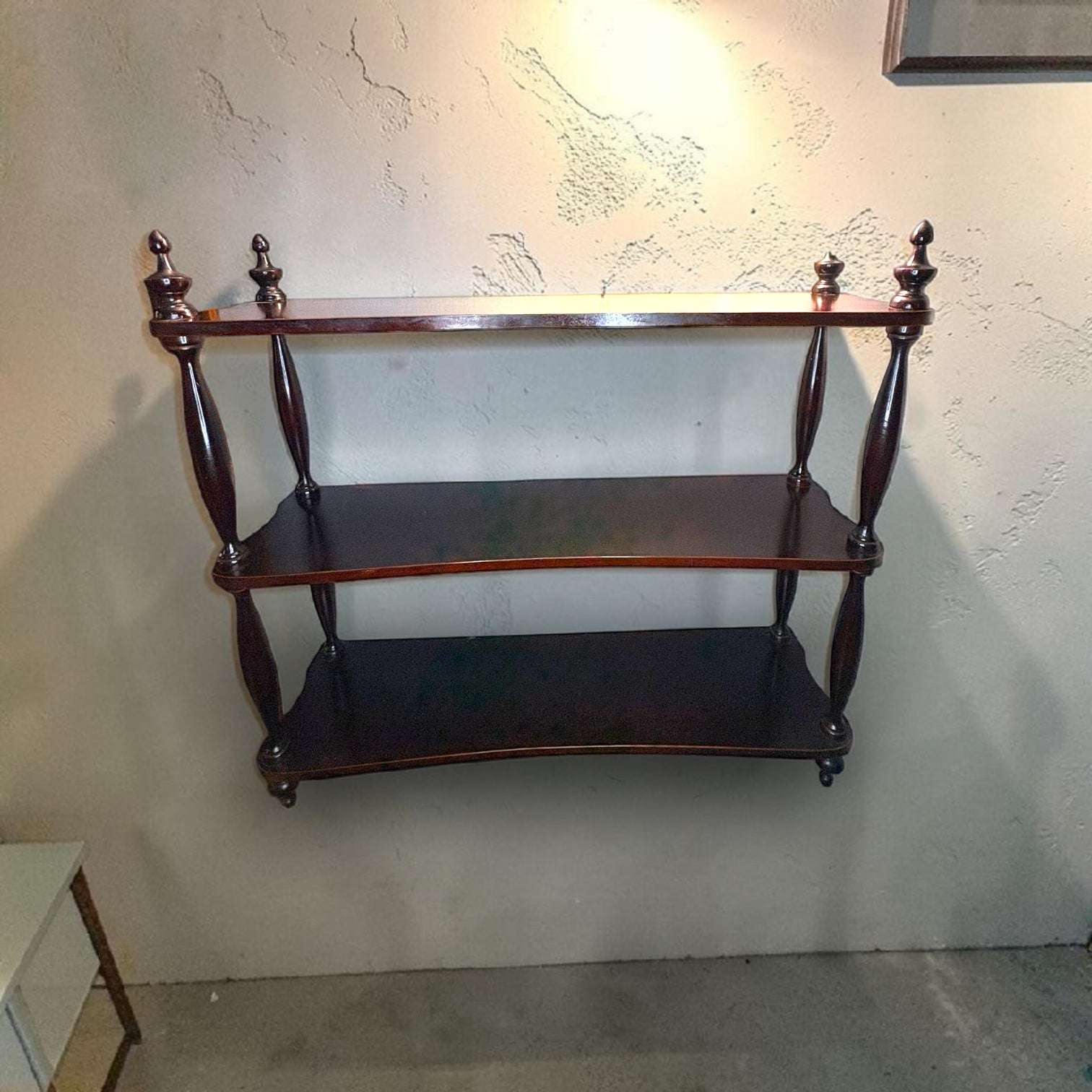 Esta Estantería de caoba combina utilidad y belleza: ordena, decora y aporta ese encanto único que solo tienen las piezas antiguas. .