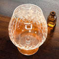  En las imágenes se aprecia una decoración geométrica en forma de rombos y líneas verticales que rodean la parte inferior de cada copa, creando reflejos luminosos muy atractivos cuando reciben la luz. 