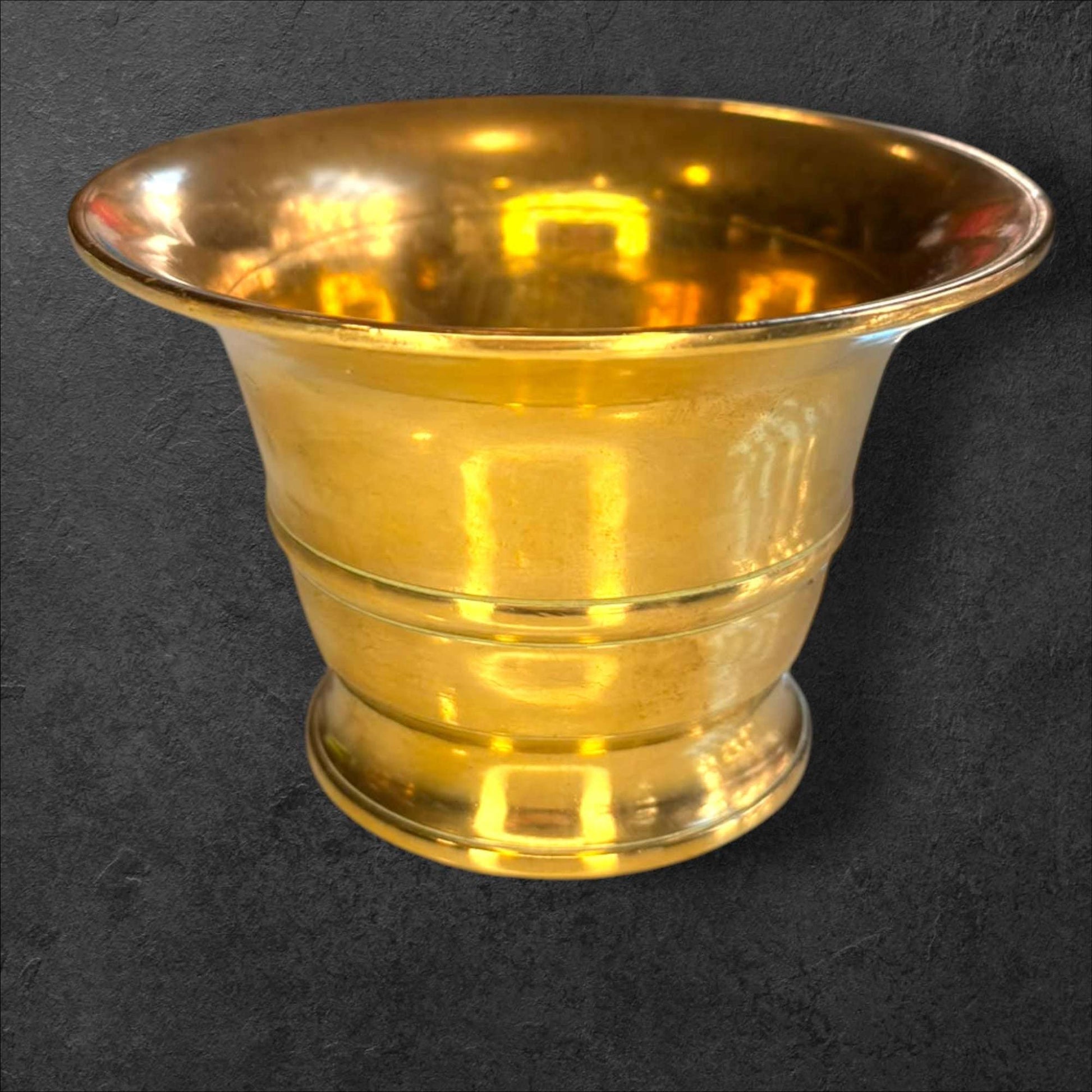 Disponible en www.cositasantiguas.es, es una oportunidad perfecta para incorporar a tu hogar un objeto con historia, tradición y belleza.