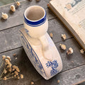 La decoración azul y blanca recuerda a las porcelanas orientales clásicas, muy apreciadas por su equilibrio, serenidad y capacidad para integrarse tanto en interiores clásicos como en espacios modernos con piezas antiguas.


