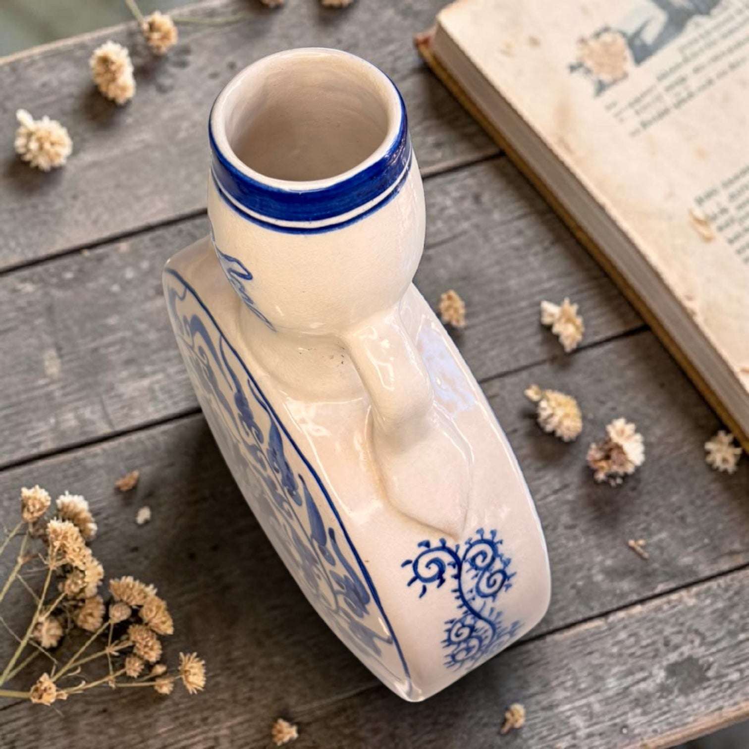 La decoración azul y blanca recuerda a las porcelanas orientales clásicas, muy apreciadas por su equilibrio, serenidad y capacidad para integrarse tanto en interiores clásicos como en espacios modernos con piezas antiguas.

